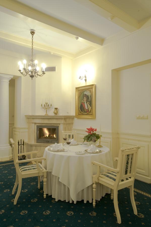 Hotel "Zajazd Napoleonski" ワルシャワ エクステリア 写真