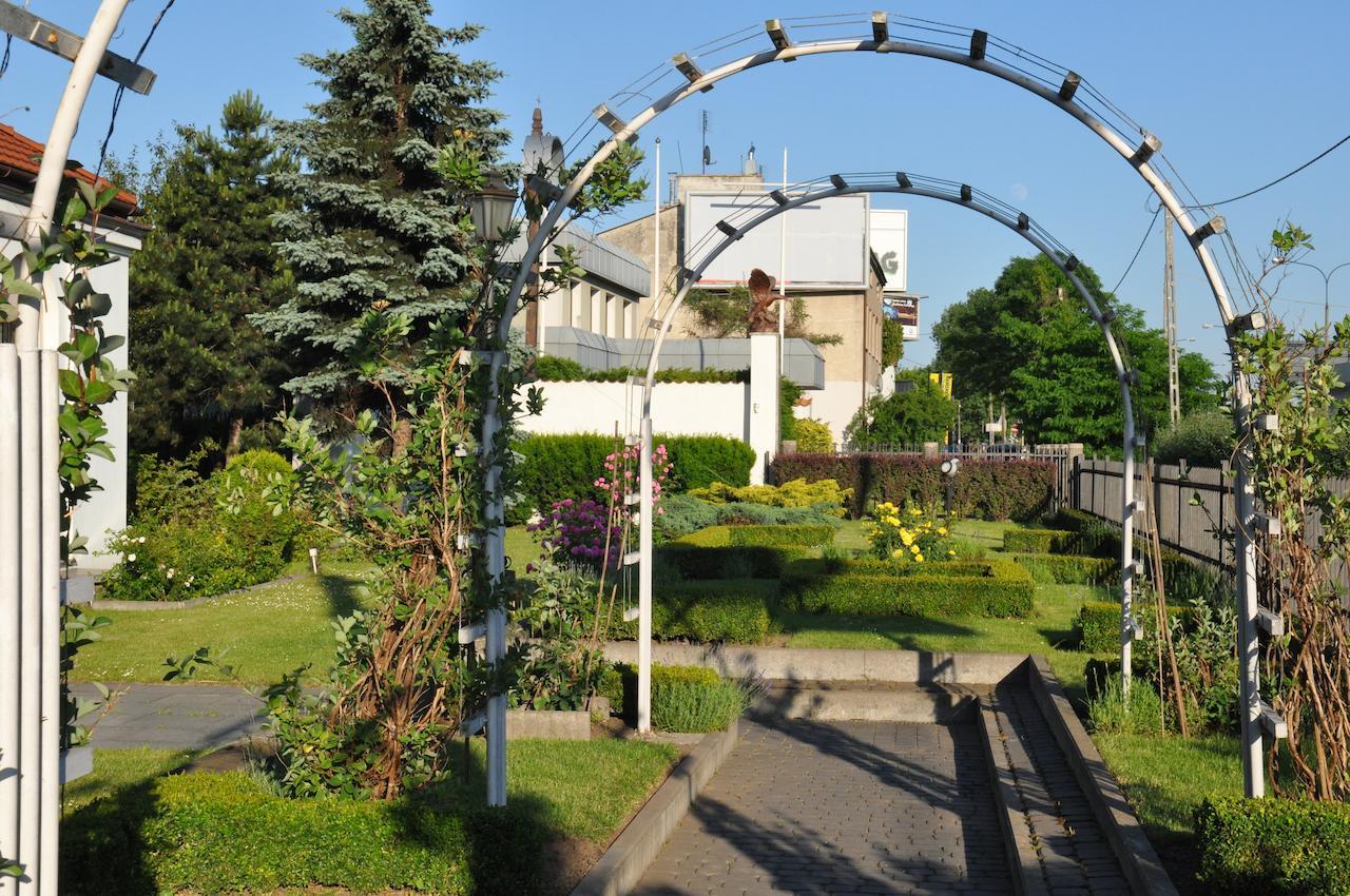 Hotel "Zajazd Napoleonski" ワルシャワ エクステリア 写真