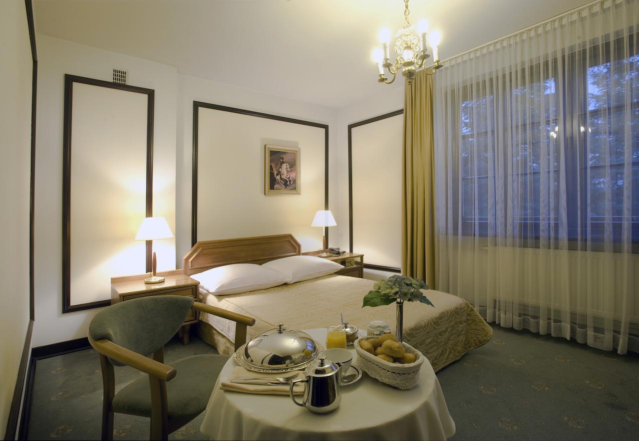 Hotel "Zajazd Napoleonski" ワルシャワ 部屋 写真